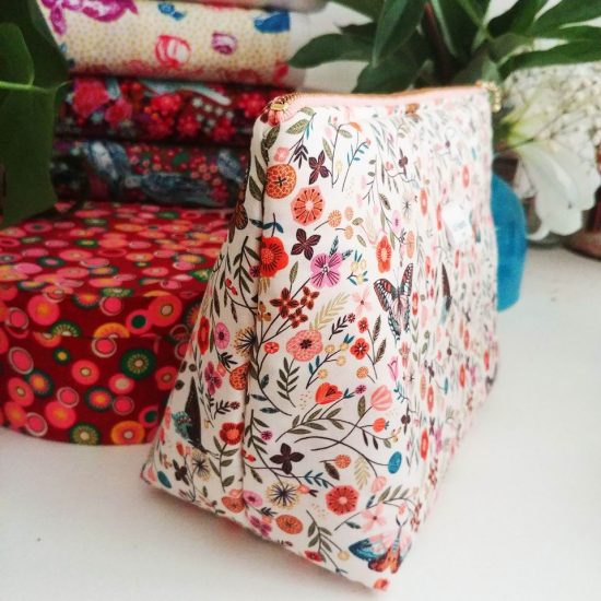 joli volume trousse de toilette molletonnée tissu coton imprimé fleurs papillons Dashwood Studio