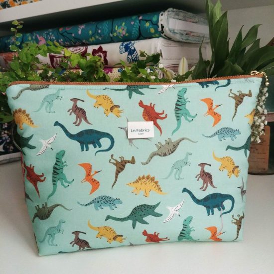 Trousse de toilette molletonnée tissu imprimé dinosaures celadon Dashwood Studio