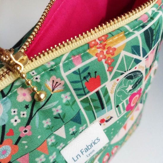 trousse de toilette en tissu imprimé strawberry tea jardin vert dashwood studio doublure peps rose fuschia joyeuse et colorée