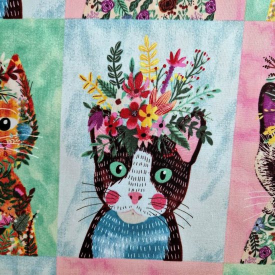 Tissu coton imprimé portrait de chat fond bleu pale avec couronne de fleurs à l'aquarelle ideal pour la couture créative