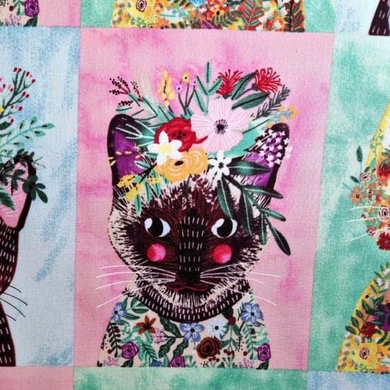 Tissu coton imprimé portrait de chat fond rose avec couronne de fleurs à l'aquarelle ideal pour la couture créative