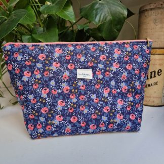 Trousse molletonnée tissu imprimé mini fleurs bleu violet et rose corail Rifle paper Co