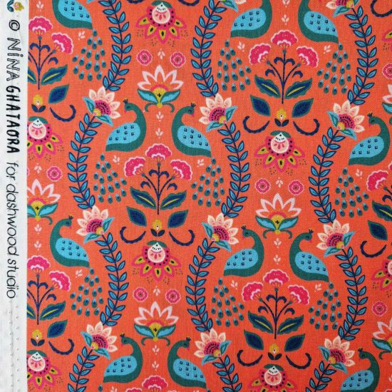 tissu coton imprimé Indian Summer Dashwood Studio motif paon bleu vert sur un fond rose terracota avec guirlandes de fleurs
