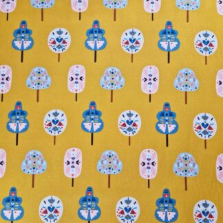 Tissu coton imprimé arbres Dashwood studio Nordiska arbres stylisé couleurs pastels sur fond beige ocre jaune