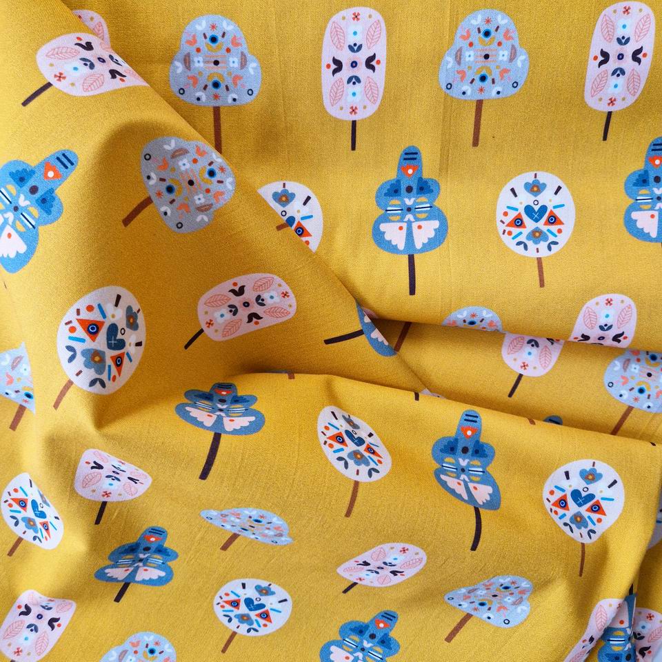 tissu dashwood studio imprimé arbres couleurs douces et pastels sur un fond peps ocre jaune intense et lumineux parfait pour la couture créative