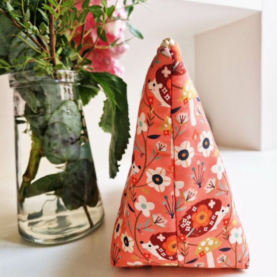 Joli volume pour cette trousse de toillette belle profondeur tissu motif hérisson sur un fond couleur pêche fleurs et champignon