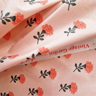 Tissu imprimé fleuri vintage garden Rifle Paper Co fleurs corail sur un fond rose nude totalement vintage