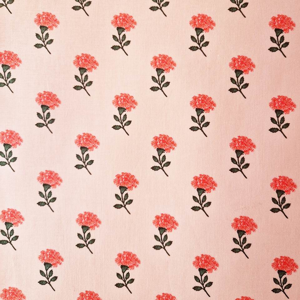 Resize of Tissu Rifle Paper Co Vintage Garden Fleurs Corail Nude2 Tissu imprimé floral vintage garden Rifle Paper Co motif fleurs corail sur un fond rose nude les fleurs sont alignées motif décalé en quinconce