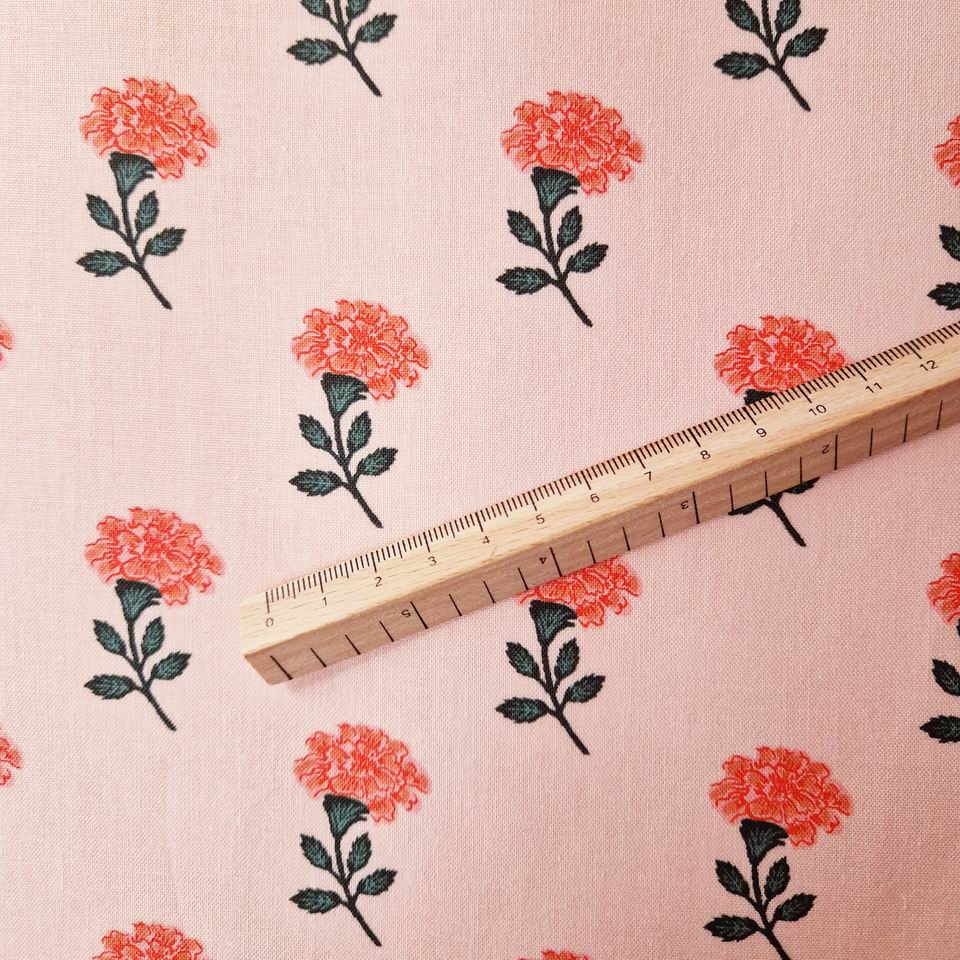 Resize of Tissu Rifle Paper Co Vintage Garden Fleurs Corail Nude3 Motif floral vintage rose nude des oeillets corail tige et feuilles vert foncé