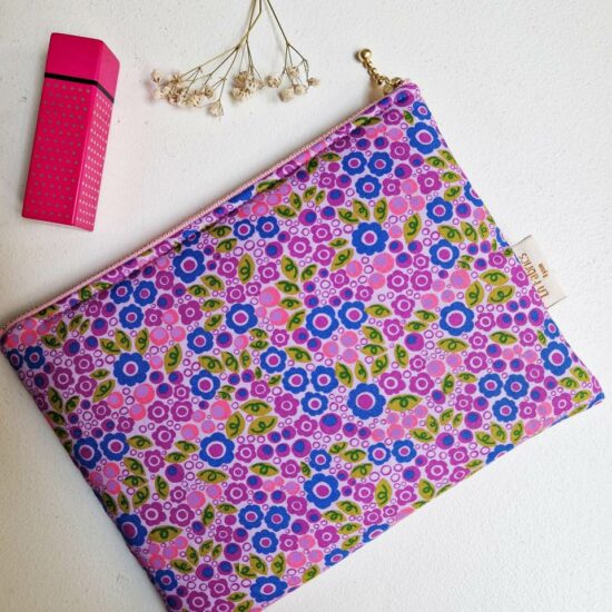 Pochette en tissu molletonnée en coton imprimé floral Bloomology Free Spirit intense et lumineux violet bleu klein rose