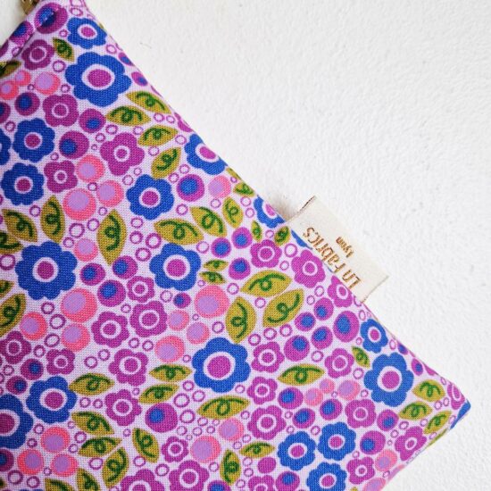 Fabrication française pour cette pochette imprimé mini fleurs molletonnée délicate raffinée beau et bien fait