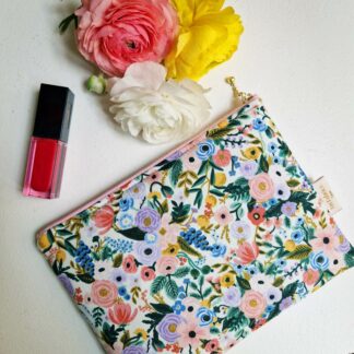 Pochette en tissu molletonnée en coton imprimé foral Orchard Rifle Paper Co couleurs pastels douces et délicates rose poudré bleu ciel vert d'eau jaune d'or