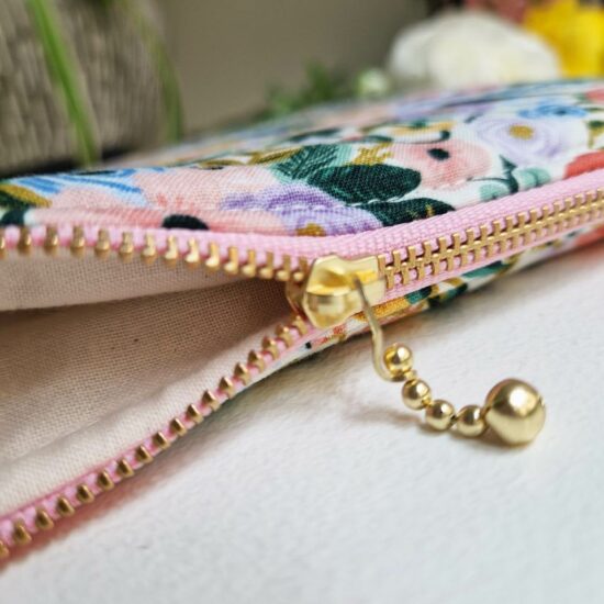 Doublure en coton écru pour cette pochette trousse de maquillage molletonnée jolie finition zip curseur billes dorées ruban rose dragée