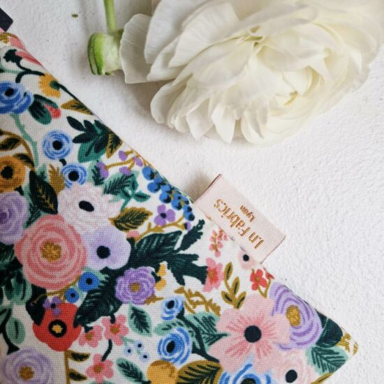 Fabrication française pour cette pochette molletonnée délicate raffinée beau et bien fait