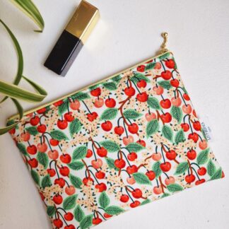 Pochette en tissu molletonnée en coton imprimé cerises Orchard Rifle Paper Co couleurs francges et joyeuses rouge cerise et vert tendre pou rles feuilles