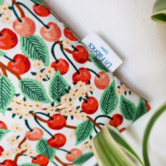 Fabrication française pour cette pochette imprimé cerises molletonnée délicate raffinée beau et bien fait