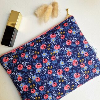 Pochette en tissu molletonnée en coton imprimé mini fleurs Rifle Paper Co couleurs intenses et lumineuses bleu violet lavande et rose corail