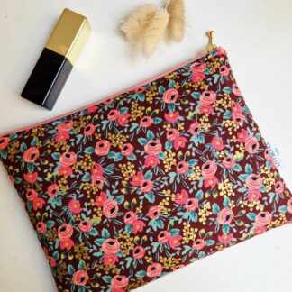 Pochette en tissu molletonnée pour ranger son petit bazar coton imprimé mini fleurs Rifle Paper Co couleurs intenses et lumineuses bordeaux or métallisé et rose corail