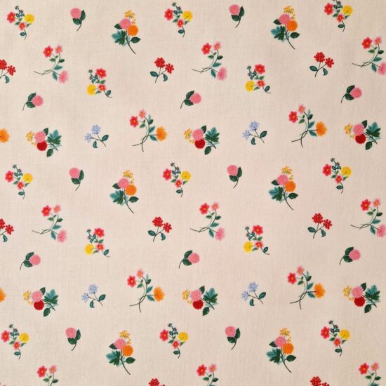 Tissu Rifle Paper Co coton imprimé floral collection Dahlia des mini bouquets de dahlias en semis rose, jaune, orange ponctué de vert sur ce fond beige rosé