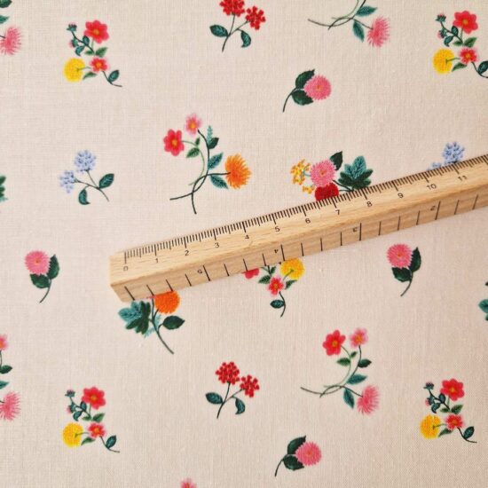 Tissu rifle paper co coton imprimé mini fleurs sur ce fond beige rosé motif aux accents rétro vintage