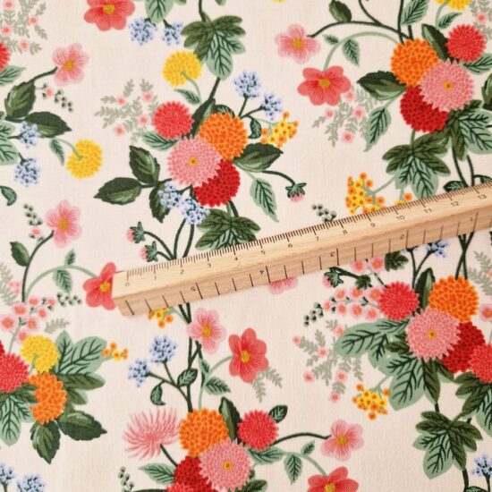 Coton imprimé Rifle paper Co motif dahlia en bouquets, couleurs douces rose orange rouge et du feuillage vert