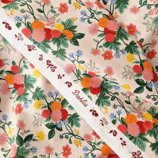 Tissu coton imprimé fleurs collection Dahlia Rifle Paper Co couleurs douces et délicates rose thé orange, pamplemousse et feuillage vert tendre
