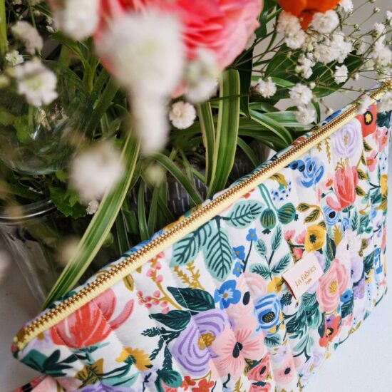 Belles finitions matelassage réalisé de manière artisanale en France tissu imprimé fleuri couleurs pastels Rifle paper Co