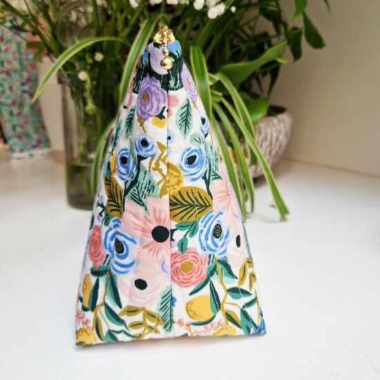 Trousse matelasséee fabrication francaise tissu coton imprimé floral Orchard Rifle paper Co joli volume la poignée est très pratique