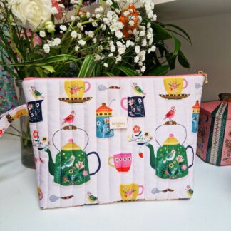 Trousse matelassée en coton imprimé théières Strawberry Tea Rifle Dashwood Studio sur fond écru des théières et tasses de thé dessinées colorées et raffinées vert rose jaune