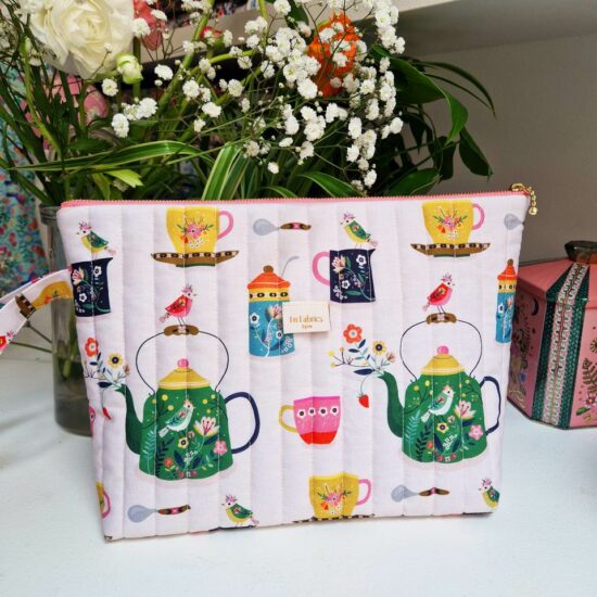 Trousse matelassée en coton imprimé théières Strawberry Tea Rifle Dashwood Studio sur fond écru des théières et tasses de thé dessinées colorées et raffinées vert rose jaune