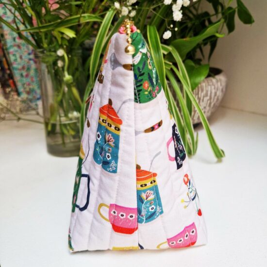 Trousse matelasséee fabrication francaise tissu coton imprimé théières Dashwood Studio joli volume la poignée est très pratique