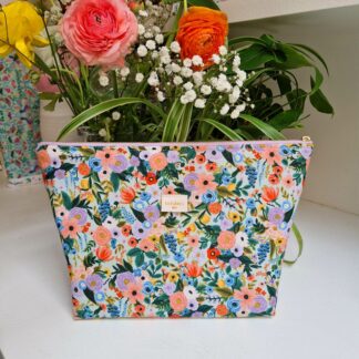 Trousse molletonnée en tissu imprimé fleuri couleurs pastels acidulées sur un fond vert d'eau orange rose mauve