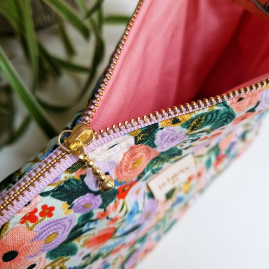 Jolie finitions pour cette trousse de voyage ou de toilette doublure en coton rose corail joli zip curseur billes dorées ruban zip mauve détail et finitions soignées fabrication française