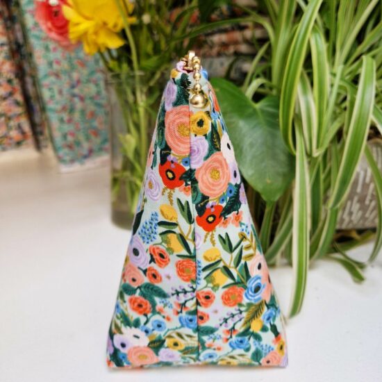 Joli volume pour cette trousse de voyage de toilette ou sac à projet imprimé floral aqua teintes pastels délicates