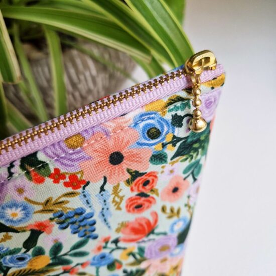 Jolie finitions pour cette trousse de voyage ou de toilette beau et bien joli zip curseur billes dorées ruban zip mauve détail et finitions soignées fabrication française