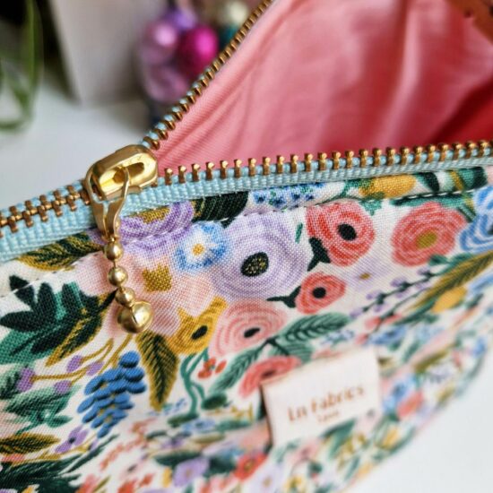 Jolie finitions pour cette trousse de voyage ou de toilette doublure en coton rose corail joli zip curseur billes dorées ruban zip bleu aqua détails et finitions soignées fabrication française