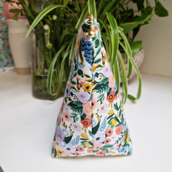 Joli volume pour cette trousse de voyage de toilette ou sac à projet imprimé floral teintes pastels délicates sur fond blanc crème