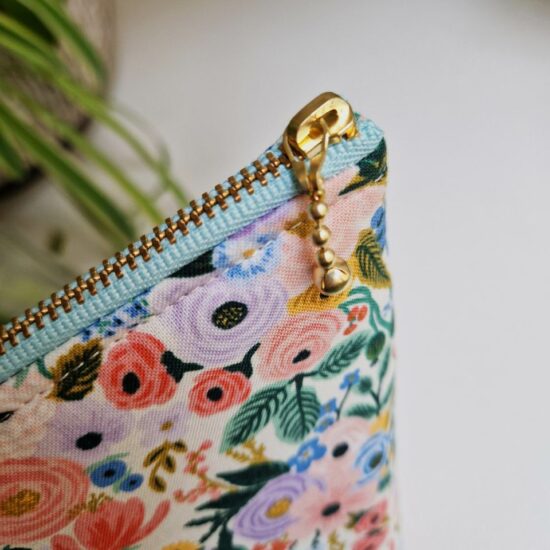 Jolie finitions pour cette trousse de voyage ou de toilette beau et bien fait joli zip curseur billes dorées ruban zip bleu aqua détail et finitions soignées fabriqué en France