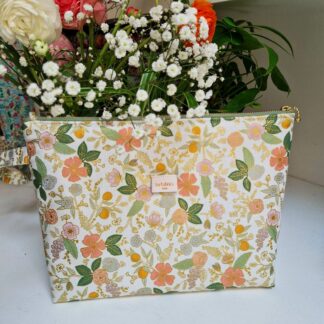 trousse grand modèle à poche molletonnée en tissu coton imprimé rifle paper co Orchard fleurs du verger couleurs douces et pastels fond écru