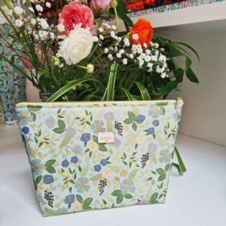 trousse molletonnée en tissu coton imprimé rifle paper co Orchard fleurs du verger couleurs douces et pastels fond vert menthe