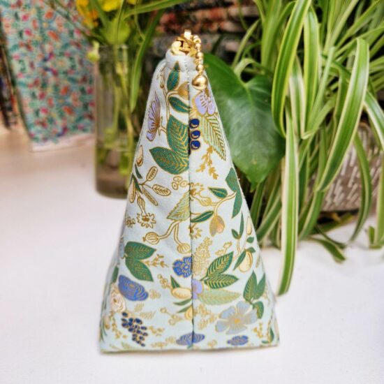 Joli volume pour cette trousse en tissu molletonnée en imprimé rifle paper co Orchard fleurs du verger couleurs douces et pastels fond vert aqua