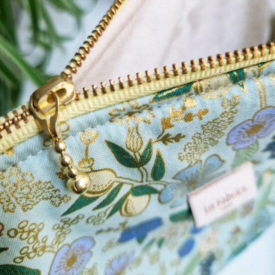 Jolie finition pour cette trousse de voyage ou de toilette doublure en coton écru joli zip curseur billes dorées ruban zip jaune citron détails et finitions soignées fabrication française