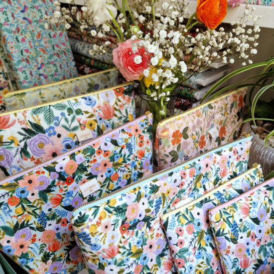 Plusieurs format pour ces trousses de voyage de toilette ou sac à projet tissu imprimé Rifle Paper Co Orchard fleurs pastels et délicates