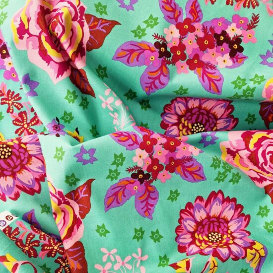 tissu imprimé floral Nathalie Lété collection Un Printemps à Paris des roses des marguerites roses, mauves, violette s sur un fond vert menthe idéal pour la déco et la couture créative