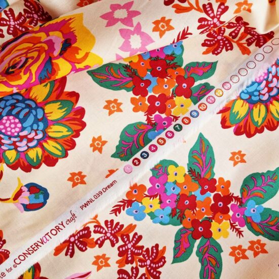 Tissu imprimé motif floral joyeux et coloré sur fond clair, le motif est grand convient parfaitement pour des rideaux et la deco interieure