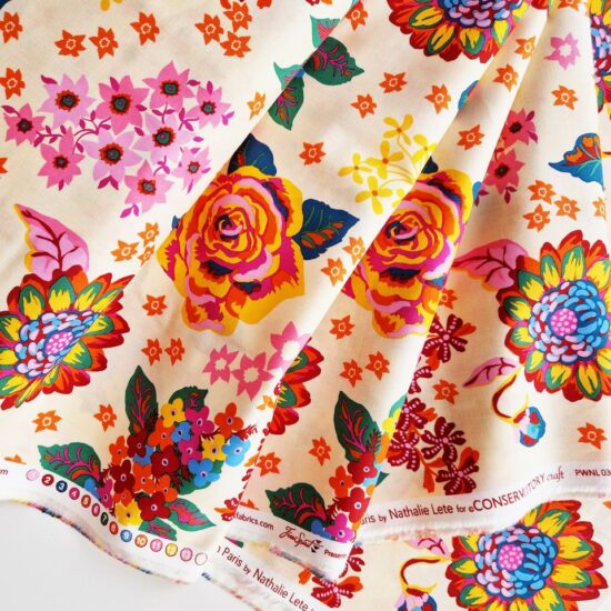 tissu en coton imprimé fleurs collection Un Printemps à Paris de Nathalie Lété fleurs colorées couleurs chaudes sur fond blanc crème solaire et joyeux