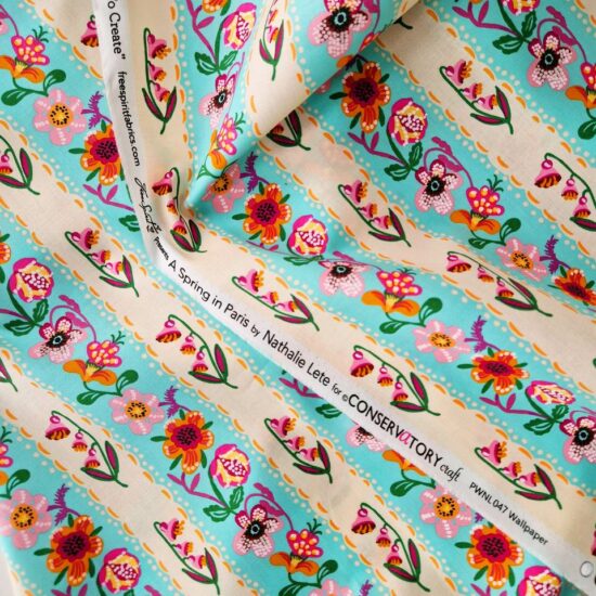 tissu en coton imprimé rayé et fleuri à la fois Nathalie Lété collection Un printemps à Paris chez Free Spirit parfait pour la couture créative