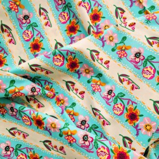 tissu joyeux frais et coloré rayures bleu ciel et crème avec des fleurs oranges jaunes et vertes parfait pour la couture créative le patchwork