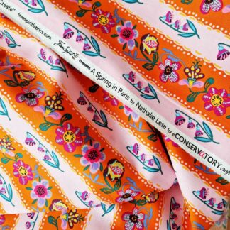Tissu rayé et floral à la fois orange et mauve collection un Printemps à Paris de Nathalie Lété des fleurs et des rayures aux couleurs chaudes joyeux et lumineux