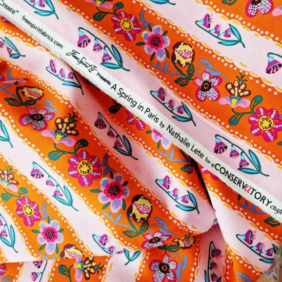 Tissu rayé et floral à la fois orange et mauve collection un Printemps à Paris de Nathalie Lété des fleurs et des rayures aux couleurs chaudes joyeux et lumineux